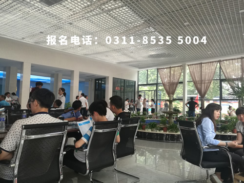 石家莊鐵路職業(yè)技工學(xué)校學(xué)費(fèi)一年多少？