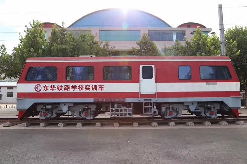 往屆生能報(bào)石家莊東華鐵路學(xué)校嗎？