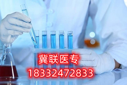 對于很多想要通過河北單招考試升學的家長和學生，往往感到為難的就是如何選擇大類方向。石家莊冀聯(lián)醫(yī)學中專學校單招升學熱門專業(yè)及院校推薦  石家莊冀聯(lián)醫(yī)學中專學校單招升學熱門專業(yè)及院校推薦  一方面是對大類招生政策的不了解，另一方面是感覺孩子太小，還不定性，盲目選擇怕將來孩子后悔。    考試七類是家長們眼中的熱門大類，護理是人氣最高的專業(yè)，優(yōu)秀院校：滄州醫(yī)學高等專科學校。下面于老師給大家介紹一下第七類醫(yī)藥衛(wèi)生(臨床醫(yī)學類專業(yè)除外)等所涉及專業(yè)。    單招考試第七類醫(yī)學類考試第七類：    醫(yī)藥衛(wèi)生(臨床醫(yī)學類專業(yè)除外)等所涉及專業(yè)    科目：語文150分+數(shù)學150分+化學100分+職業(yè)適應(yīng)性測試350分（1、我國當前醫(yī)藥衛(wèi)生行業(yè)的特點和發(fā)展方向、醫(yī)藥衛(wèi)生行業(yè)的特點和工作內(nèi)容常識;2、生活中常見的基本疾病預防知識和疫情防控知識;3、國際、全國疾病防控宣傳日相關(guān)知識;4、醫(yī)學專業(yè)相關(guān)的社會人文常識。）    牽頭院校：滄州醫(yī)學高等?？茖W校    推薦院校：河北化工醫(yī)藥職業(yè)技術(shù)學院、滄州醫(yī)學高等?？茖W校、邢臺健康醫(yī)學院、承德護理職業(yè)學院、廊坊衛(wèi)生職業(yè)學院、唐山職業(yè)技術(shù)學院、河北女子職業(yè)技術(shù)學院    熱門專業(yè)：護理、醫(yī)學檢驗技術(shù)、醫(yī)學影像技術(shù)、助產(chǎn)、口腔醫(yī)學技術(shù)、心理咨詢、眼視光技術(shù)、藥學    2023年河北單招考試人數(shù)：約25300人    錄取率：58.47%    公辦錄取率：17.50%    大類解讀：熱門大類，男女生都可以報考，文理不限，專業(yè)技術(shù)性不強。      第七大類職業(yè)適應(yīng)性測試具體考試內(nèi)容：    1、我國當前醫(yī)藥衛(wèi)生行業(yè)的特點和發(fā)展方向、醫(yī)藥衛(wèi)生行業(yè)的特點和工作內(nèi)容常識；    2、生物醫(yī)學基礎(chǔ)知識；    3、生活中常見的基本疾病預防知識和疫情防控知識；    4、國際、全國疾病防控宣傳日相關(guān)知識；    5、醫(yī)學專業(yè)相關(guān)的社會人文常識。      一、護理    就業(yè)方向：主要面向各級各類醫(yī)療衛(wèi)生系統(tǒng)和社區(qū)衛(wèi)生服務(wù)機構(gòu)，從事臨床護理、健康保健工作，就業(yè)度好。    二、醫(yī)學檢驗技術(shù)    就業(yè)方向：主要面向各級醫(yī)院檢驗科、血庫，各級疾病預防控制中心、血站、檢驗檢疫、計劃生育服務(wù)等機構(gòu)，以及各種獨立實驗室、醫(yī)學生物試劑生產(chǎn)經(jīng)營企業(yè)，從事醫(yī)學檢驗等工作。    三、醫(yī)學影像技術(shù)    就業(yè)方向：主要面向各級醫(yī)療衛(wèi)生機構(gòu)及體檢中心等部門從事醫(yī)學影像工作。    四、助產(chǎn)    就業(yè)方向：主要面向各級綜合性醫(yī)院和婦幼保健院（所）、婦幼保健管理機構(gòu) ，以及孕婦學校、親子活動中心和月嫂培訓中心等社區(qū)婦幼保健機構(gòu)組織，從事助產(chǎn)、臨床護理、計劃生育和婦幼保健管理及服務(wù)等工作。  五、口腔醫(yī)學技術(shù)    就業(yè)方向：方向一∶口腔治療技術(shù)方向 主要面向各級口腔醫(yī)療機構(gòu)及口腔醫(yī)療相關(guān)機構(gòu)，在醫(yī)師助手、口腔咨詢等崗位群，從事口腔常見病和多發(fā)病的輔助治療與服務(wù)等工作。    方向二∶口腔修復工藝方向 主要面向口腔修復制作行業(yè)各級義齒加工企業(yè)、醫(yī)療機構(gòu)口腔技工室及口腔醫(yī)療相關(guān)機構(gòu)，在口腔修復、技術(shù)管理等崗位群，從事口腔修復體制作、技術(shù)管理與服務(wù)等工作。  石家莊冀聯(lián)醫(yī)學中等專業(yè)學校電話：0311-87368833； 18332472833（同微信）  石家莊冀聯(lián)醫(yī)學中專學校快手號：v18332472833