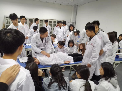 初中畢業(yè)能學(xué)口腔醫(yī)學(xué)專業(yè)嗎？